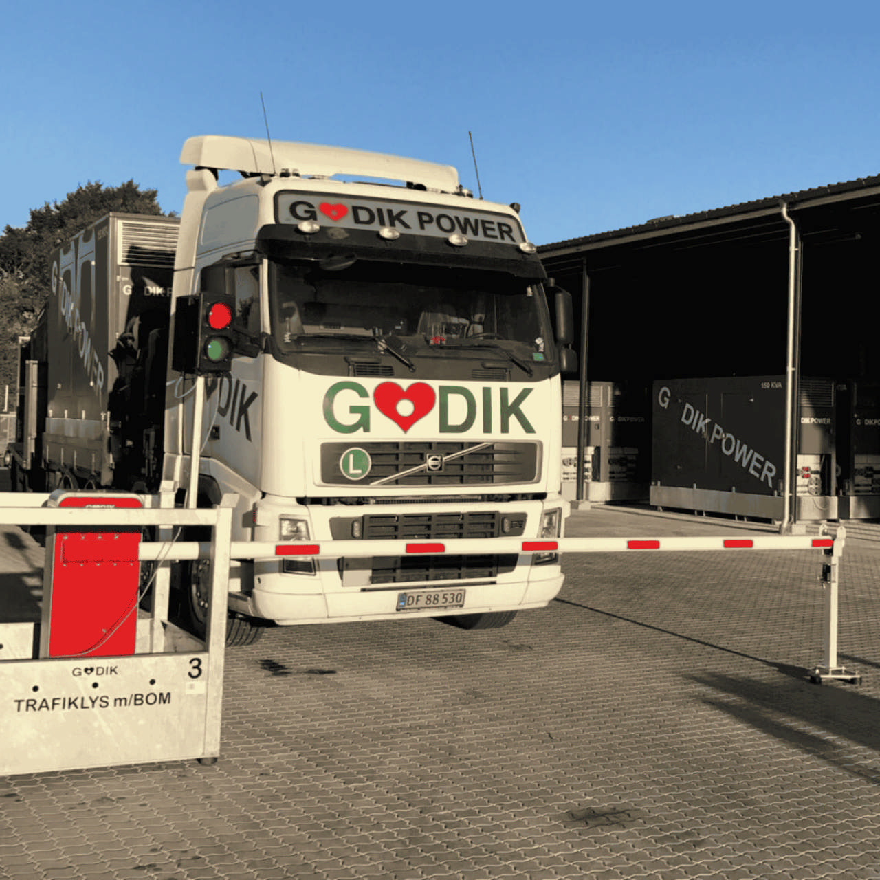 Trafikljus med bom, med lastbilsfickor